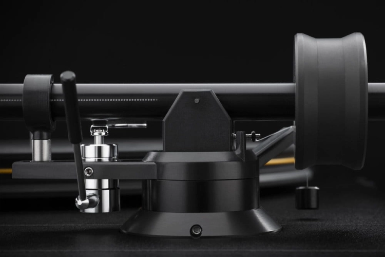 Mobile+Fidelity+StudioDeck+Tonearm+Detail.jpg