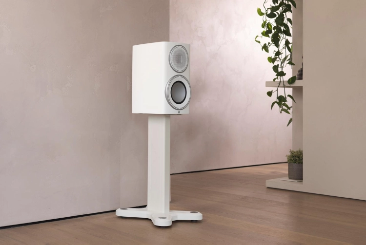 MA_Platinum_100_Lifestyle_White_Stands.jpg