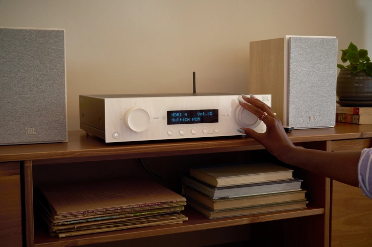LS_JBL_240BWHT_MA310WHT_ProductOnlyGrillOn_00209.png