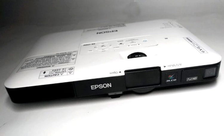 20170420103651_Review_Epson_EB_1795F__Projector_Ringan_dengan_Ukuran_Setara_Notebook_12_Inci-768x468.jpg
