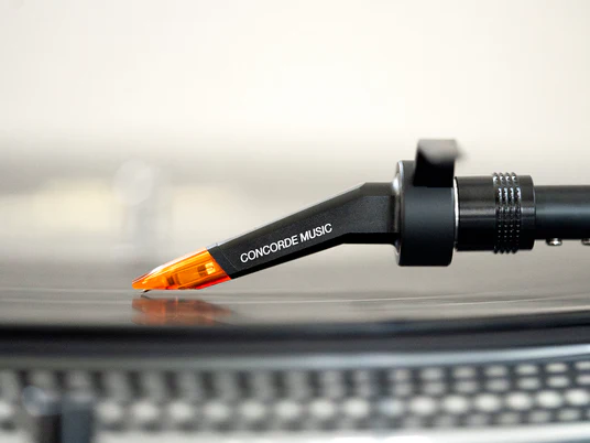 Concorde_Music_Bronze_on_Technics_turntable_05.webp