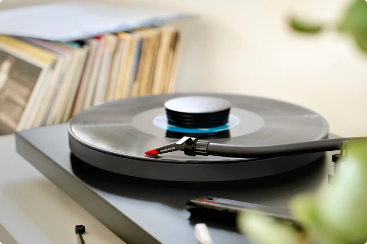 Concorde_Music_Red_on_Pro-Ject_turntable_01_-_rounded_corners_0c1806d2-ba86-4b20-a4d9-f49c91c87770.webp