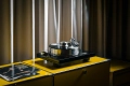 Signature-10-piano-black-lifestyle-1-scaled.webp