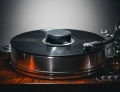 Record-Puck-RS-Black-Signature-Lifestyle.webp