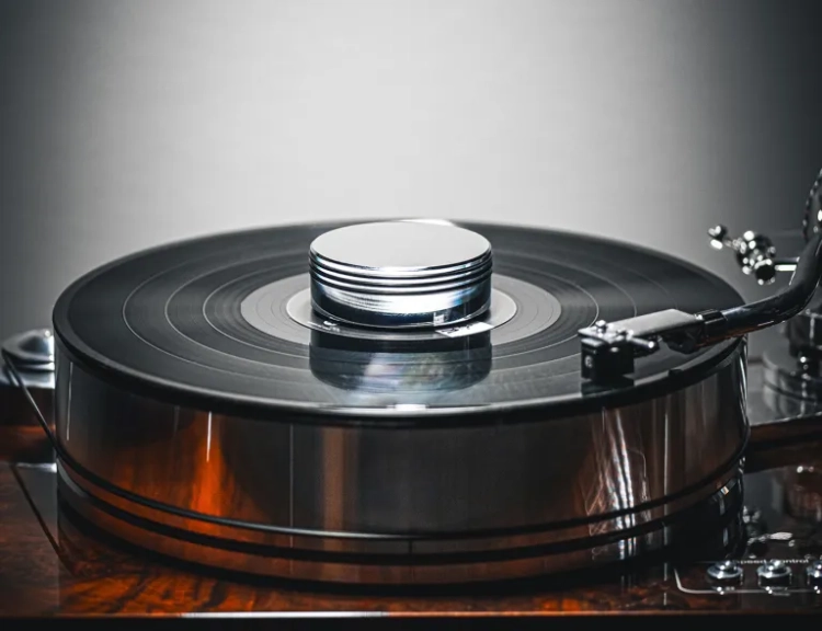 Record-Puck-RS-Chrome-Signature-Lifestyle.webp