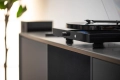 Juke-Box-E1-HiFi-Set-Piano-lifestyle-2.webp