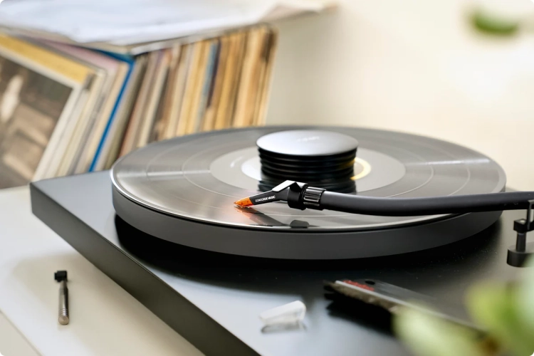 Concorde_Music_Bronze_on_Pro-Ject_turntable_01_-_rounded_corners.webp