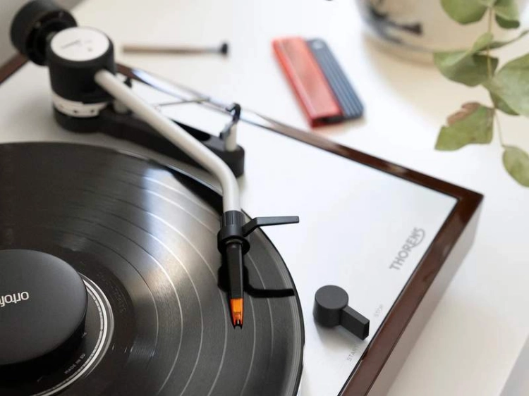 Concorde_Music_Bronze_on_Thorens_turntable_02_result.jpg