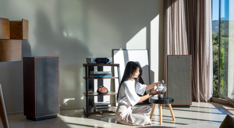 Onkyo-Y50-silver-zdjecie-lifestyle-z-kolumnami-Klipsch (1).jpg