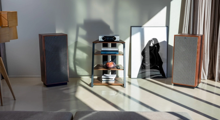 Onkyo-Y50-silver-zdjecie-lifestyle-z-kolumnami-Klipsch.jpg