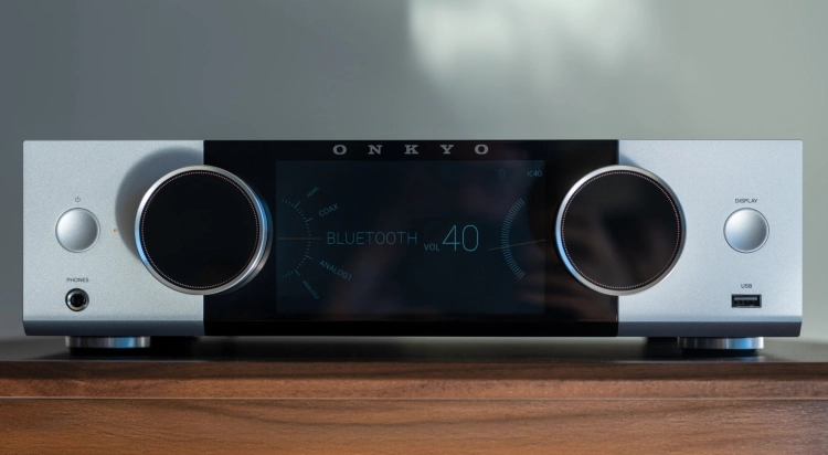 Onkyo-Y50-silver-zdjecie-z-przodu-lifestyle (1).jpg