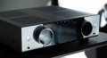 Onkyo-Y50-silver-zdjecie-z-przodu-lifestyle.jpg