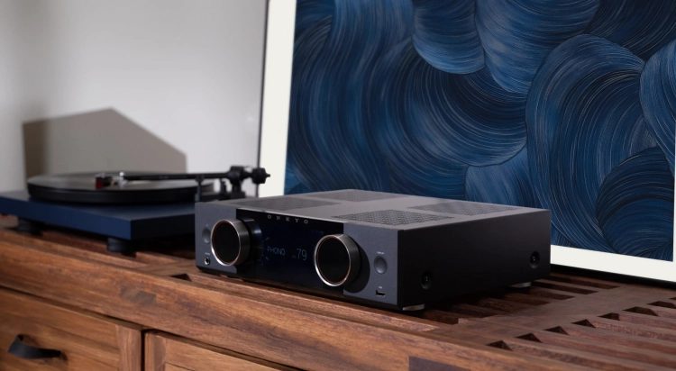 Onkyo-Y50-black-zdjecie-lifestyle-z-gramofonem.jpg