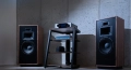 Onkyo-Y40-silver-zdjecie-lifestyle-z-kolumnami-Klipsch.jpg