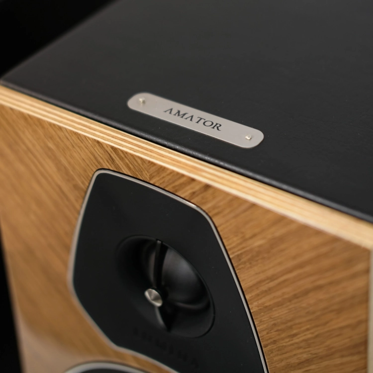 Sonus-faber-Lumina-II-amator-walnut-diffusori-da-scaffale-3-scaled.webp