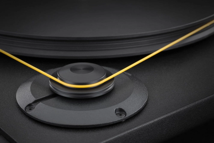 Mobile+Fidelity+StudioDeck+Motor+Platter+Detail.jpg